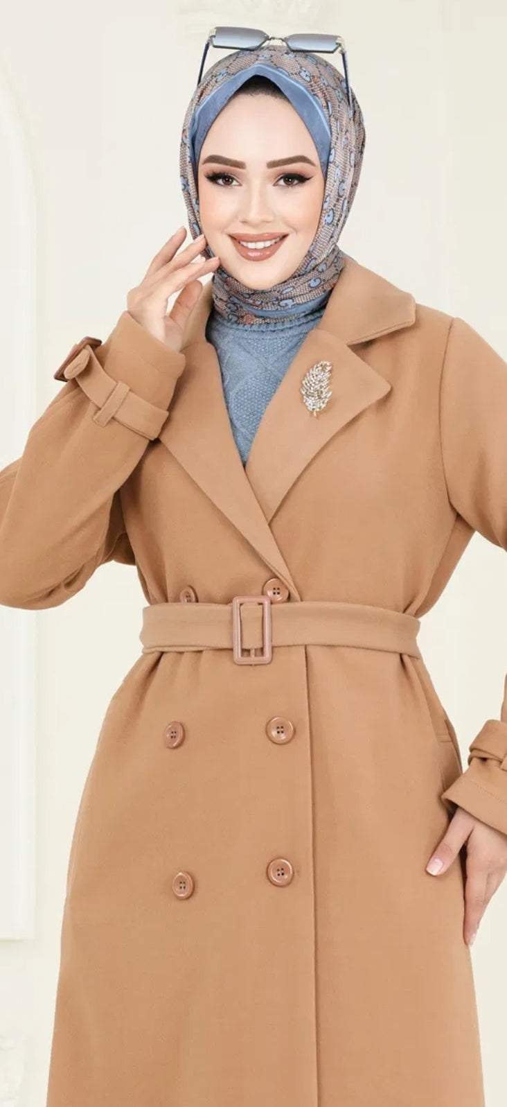 Elegant Jacket with Practical Pockets and Belt