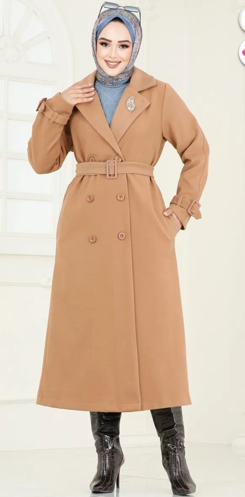 Elegant Jacket with Practical Pockets and Belt