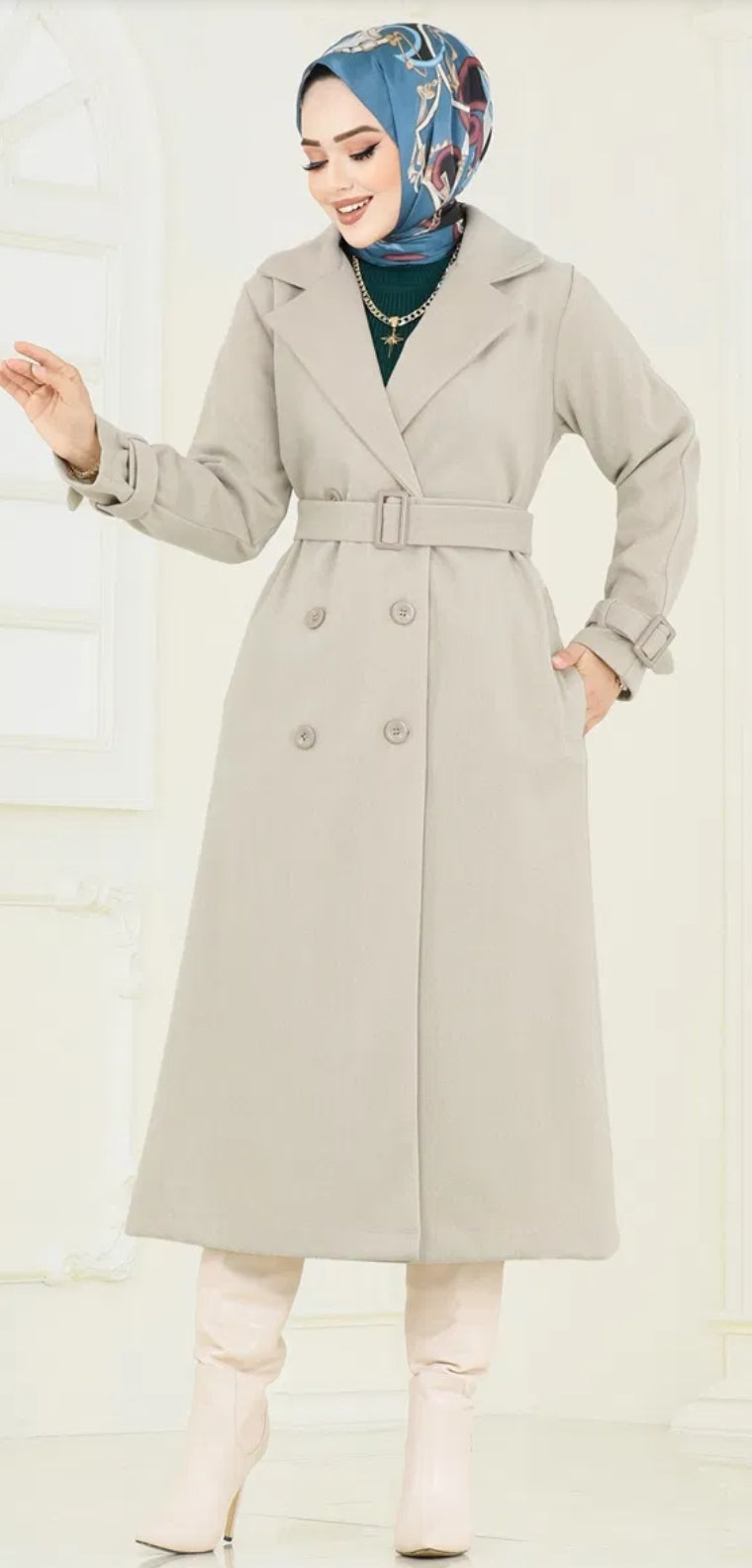 Elegant Jacket with Practical Pockets and Belt