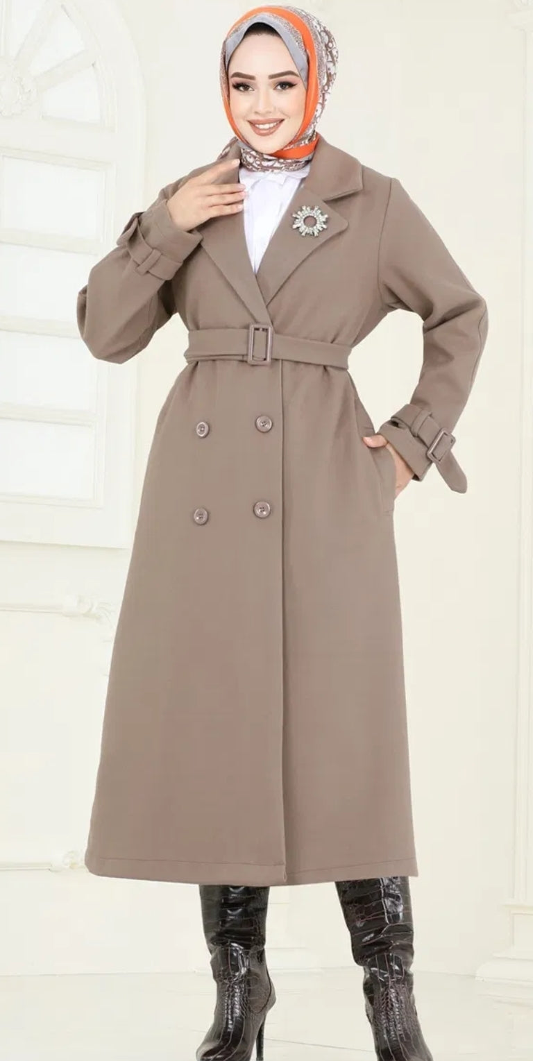 Elegant Jacket with Practical Pockets and Belt